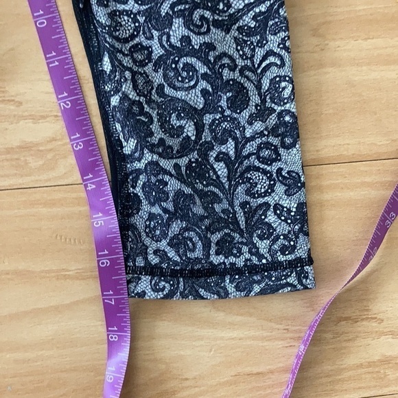 LULULEMON Outrun Crop Black Lace Mesh Print Size 6 - Picture 10 of 10
